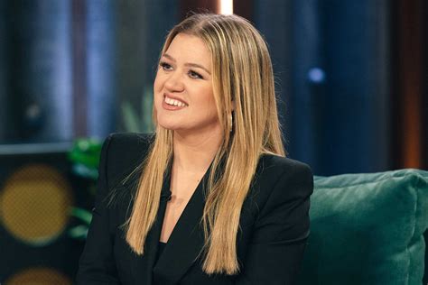 has kelly clarkson ever been nude|Kelly Clarkson admits being naked is fun after impressive weight。